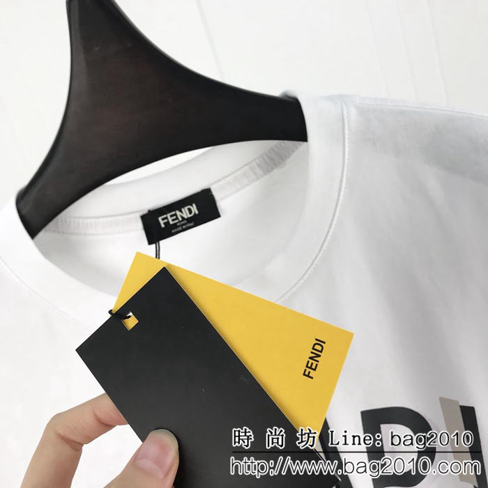 Fend芬迪 19ss早春新款 官網同步發售 錯亂字母印花 白色男款短袖 ydi2374